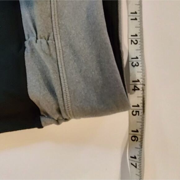 Lululemon Athletica Black & Gray Reversible Cropped Leggings Size 10 - Picture 6 of 8